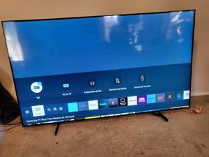 lot 1 image: Samsung 75-inch AU8000 series TV, Model UN75AU8000F