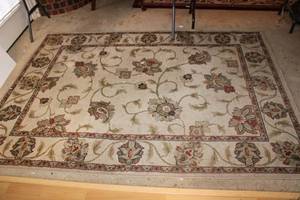 lot 28 image: 5x7 Area Rug