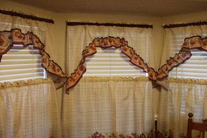 lot 31 image: Apple Kitchen Dcor and Curtains