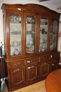 lot 33 image: Thomasville China Hutch (TWO PIECE, Contents Sold SEPARATELY)
