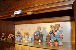 lot 34 image: Resin Bear Collectibles