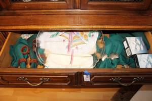 lot 38 image: Christmas Platter, Napkins with Napkin Rings