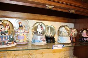 lot 40 image: Snow Globe Collection