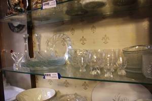 lot 41 image: Clear Glass Dishes