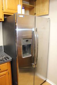 lot 56 image: GE Refrigerator Model GSE25GSHJCSS (CONTENTS NOT INCLUDED)