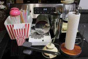 lot 59 image: Blender, plastic popcorn bowls, straws, paper towel holders, meat tenderizer