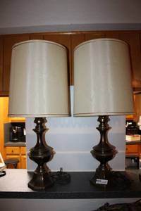lot 66 image: (2) Vintage Mid-century Brass Lamps (HEAVY)