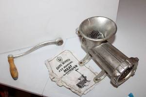 lot 93 image: Vintage cast iron meat grinder with manual
