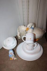 lot 103 image: White Dishes Goose design, Ceramic Lettuce Bowls and Cookie Jar