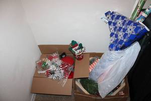 lot 140 image: Christmas Dcor and gift wrapping