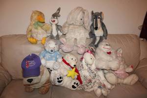 lot 177 image: Stuffed Animals and Justin Boots Hat