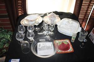 lot 211 image: Misc. Dishes and glassware includes vintage Pyrex lidded dish and pie plate