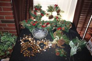 lot 212 image: Christmas centerpiece wreaths and glass bowl