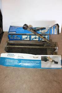 lot 222 image: Carpet knee kicker SIB, 12 Tile cutter SIB, older tile cutter