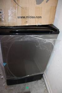 lot 321 image: Undercounter Ice Maker Model HS-361 looks unused
