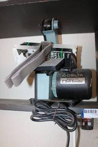 lot 315 image: Delta 1 Belt Sander with extra belts