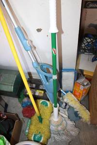 lot 323 image: Swiffer dusters and floor mops