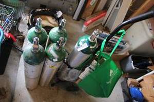 lot 351 image: Oxygen tanks and tank dolly