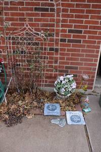 lot 361 image: Yard Decorations solar flower, stepping stones, trellis and planter