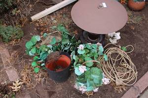 lot 363 image: Garden Fountain with extension cord, Artificial plants