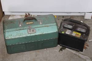 lot 372 image: Metal toolbox with contents, and battery