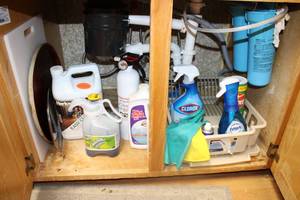 lot 213 image: Kitchen dish rack and cleaners