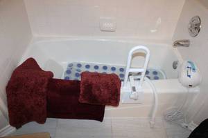 lot 197 image: Serene Life Bubble Bath Massager, bath handle and rugs