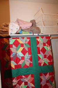lot 200 image: Quilt, towels, stackable wire racks