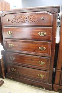 lot 13 image: 5-Drawer Dresser
