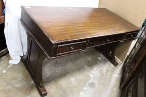 lot 11 image: Personal Office Desk with front keyboard drawer