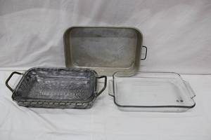 lot 35 image: Pyrex and Anchor Hocking 9x13 Dishes plus metal basket carrier and aluminum pan