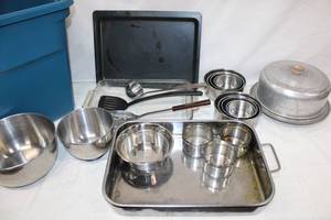 lot 37 image: Metal mixing bowls, Anchor 9x13 Dish, and vintage aluminum cake plate with lid. Includes Tote