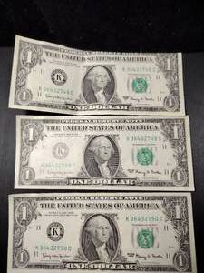 lot 76 image: (3) Consecutive US Dollar Bills 1976 series