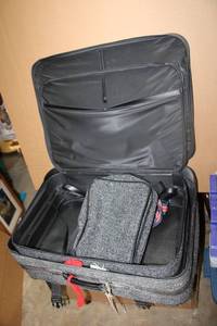 lot 121 image: American Tourister 3-piece Luggage set