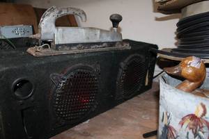 lot 124 image: Speaker and straight line air sander