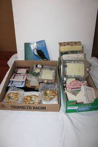 lot 211 image: Small picture frames