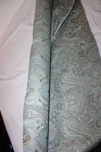 lot 216 image: 4-5 ft roll of upholstery fabric