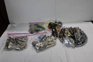 lot 252 image: Silverware Lot Silverplate - some Oneida, Wm. Rodgers 1800s mixed