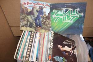 lot 141 image: Vintage album collection