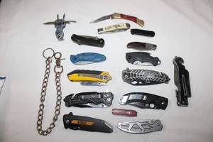 lot 154 image: Pocket knives and chain (Includes DeWalt, Snap-On, Buck, Spider, Gerber)