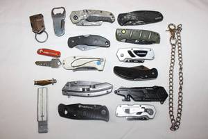 lot 155 image: Pocket knives and chain (Includes Smith&Wesson, Gerber, Kershaw, Klein Tools, Husky brands)