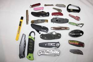 lot 156 image: Pocket knives - includes Area 51 knife, Carabiner, Spider brands