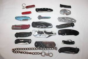 lot 159 image: Pocket knives and chain (Includes Kershaw, Xgear, Gerber, OK key, Wooden panel knife needs repair)