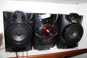 lot 165 image: Samsung Giga CD and radio sound system