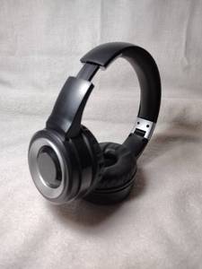 lot 89 image: Wireless Headphones, needs charger