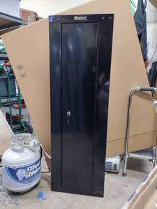 lot 2 image: Sentinel Gun Safe (8pc capacity) with keys