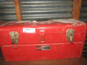 lot 28 image: Red metal tool box empty, great for work