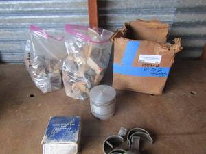 lot 31 image: Set of 4 pistons #J-912, Bag of bearings- crankshafts- connecting rods, FM 1255 half rings bag full