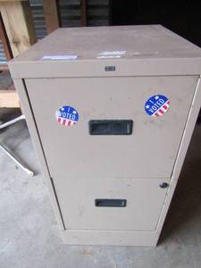 lot 35 image: Tan 2 drawer metal filing cabinet, good condition- 291518