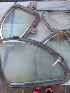 lot 62 image: Various wing windows and defroster panel windows qty 6 total